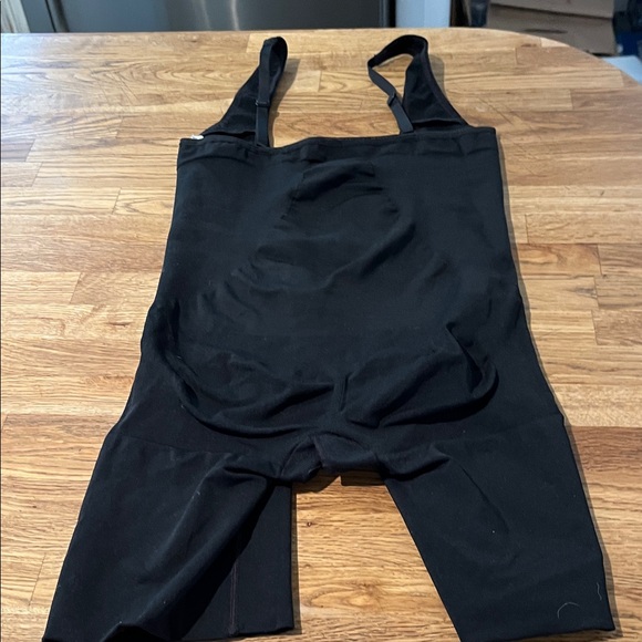 NWOT SPANX Black Assets Shaping Bodysuit - Picture 6 of 6